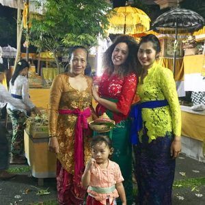 Asmae avec la famille qui tiennent la guesthouse Puri Kobot à Bali