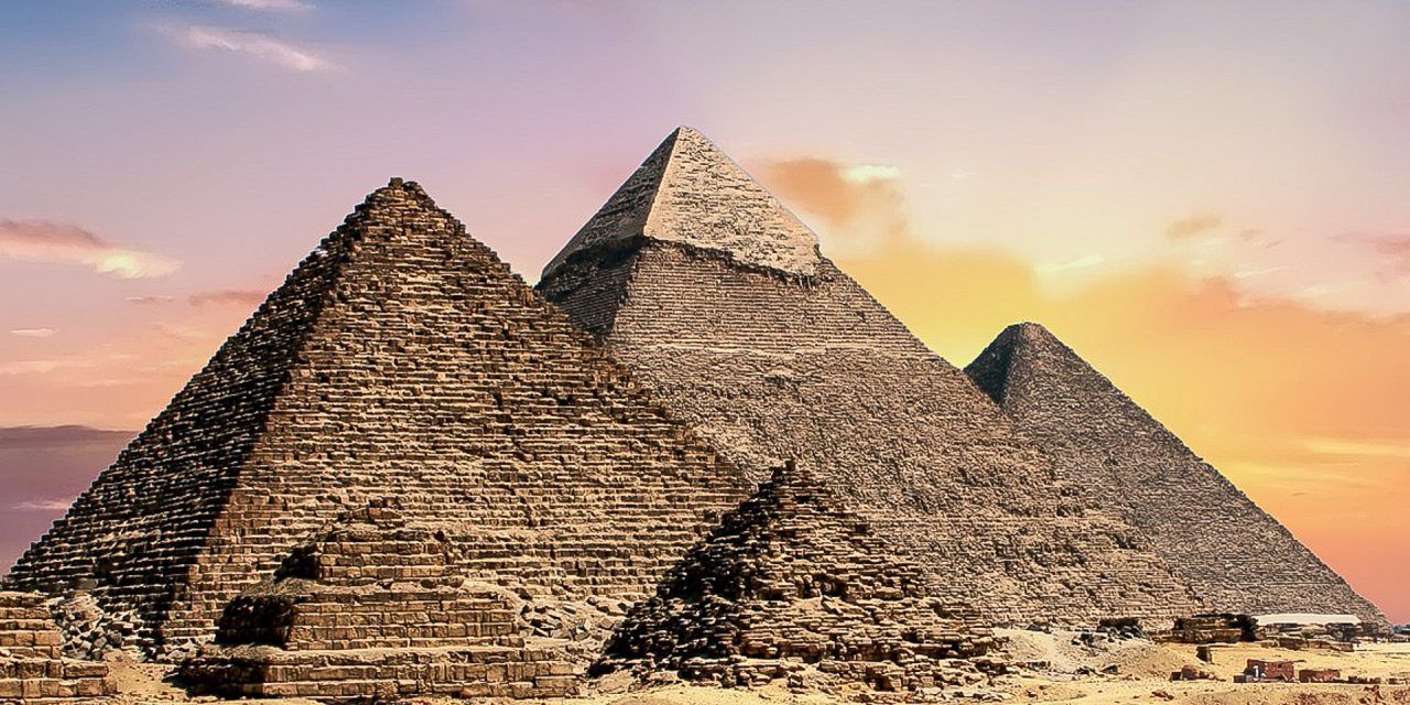 Vue des pyramides dans le désert d'Égypte en Afrique du Nord.